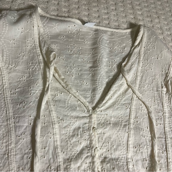 Old Navy cream eyelet long sleeve blouse - Picture 14 of 16